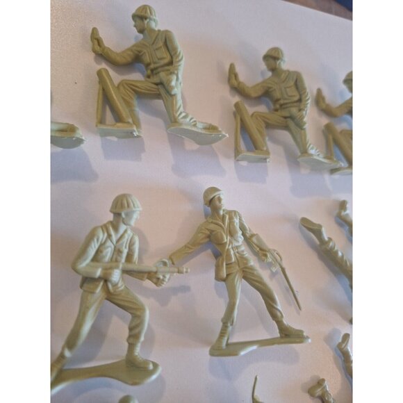 12 Vietnam Korea Plastic Army Style Vintage Toy Soldiers Lot Greenish Yellow - Picture 3 of 11